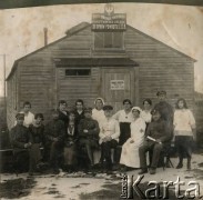 1919-1920, Pińsk, woj. poleskie, Polska.
Przed Biurem Komisarza Powiatowego Państwowego Urzędu do Spraw Powrotu Uchodźców, Jeńców i Robotników. W 1 rzędzie, 4 z prawej, siedzi Jan Piekutowski - urzędnik państwowy, w latach 1919-1920 komisarz Urzędu do Spraw Powrotu Uchodźców, Jeńców i Robotników w Pińsku.
Fot. NN, kolekcja Jana Piekutowskiego, zbiory Ośrodka KARTA