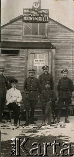 1919-1920, Pińsk, woj. poleskie, Polska.
Przed Biurem Komisarza Powiatowego Państwowego Urzędu do Spraw Powrotu Uchodźców, Jeńców i Robotników. 3 z lewej stoi Jan Piekutowski - urzędnik państwowy, w latach 1919-1920 komisarz Urzędu do Spraw Powrotu Uchodźców, Jeńców i Robotników w Pińsku.
Fot. NN, kolekcja Jana Piekutowskiego, zbiory Ośrodka KARTA