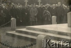 1923, Baranowicze, woj. nowogródzkie, Polska.
Poświęcenie i odsłonięcie pomnika ku czci 182 pracowników etapu repatriacyjnego w Baranowiczach, zmarłych na skutek epidemii tyfusu. Na cokole widnieje napis: ”Polsko, Matko nasza/W służbie twej wierni/ życie swe oddaliśmy/Pamięci 182 pracowników etapu repatriacyjnego w Baranowiczach/ Zmarłych w latach odrodzenia Ojczyzny/1920-1923”.
Fot. NN, kolekcja Jana Piekutowskiego, zbiory Ośrodka KARTA