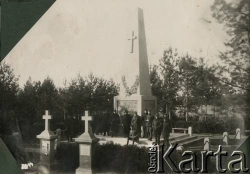 1923, Baranowicze, woj. nowogródzkie, Polska.
Poświęcenie i odsłonięcie pomnika ku czci 182 pracowników etapu repatriacyjnego w Baranowiczach, zmarłych na skutek epidemii tyfusu. Na cokole widnieje napis: ”Polsko, Matko nasza / W służbie twej wierni/ życie swe oddaliśmy / Pamięci 182 pracowników etapu repatriacyjnego w Baranowiczach / Zmarłych w latach odrodzenia Ojczyzny /1920-1923”.
Fot. NN, kolekcja Jana Piekutowskiego, zbiory Ośrodka KARTA
