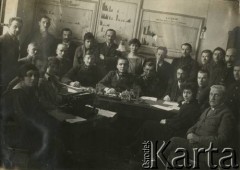1923, Białystok, woj. białostockie, Polska.
Pracownicy Urzędu Emigracyjnego w Białymstoku. Pośrodku, przy stole siedzi Jan Piekutowski - urzędnik państwowy, w 1923 roku Komisarz Etapu Urzędu Emigracyjnego w Białymstoku.
Fot. NN, kolekcja Jana Piekutowskiego, zbiory Ośrodka KARTA
