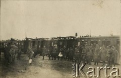 Lata 20., brak miejsca.
Żołnierze przed pociągiem Polskiego Czerwonego Krzyża na dworcu kolejowym.
Fot. NN, kolekcja Jana Piekutowskiego, zbiory Ośrodka KARTA