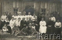 24.06.1920, brak miejsca.
Urzędnicy z sanitariuszami przed budynkiem.
Fot. NN, kolekcja Jana Piekutowskiego, zbiory Ośrodka KARTA