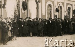 Ok. 1927, Mołodeczno, woj. wileńskie, Polska.
Mieszkańcy Mołodeczna na dworcu kolejowym. Pod sztandarem, stoi Jan Piekutowski - urzędnik państwowy, w 1927 roku pełnił funkcję starosty powiatu mołodeczańskiego.
Fot. NN, kolekcja Jana Piekutowskiego, zbiory Ośrodka KARTA