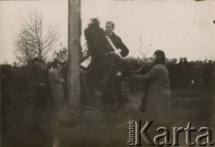 1.02.1925, brak miejsca.
Złożenie wieńca na grobie.
Fot. NN, kolekcja Jana Piekutowskiego, zbiory Ośrodka KARTA