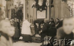 1928, Mołodeczno, woj. wileńskie, Polska.
Poświęcenie tablicy upamiętniającej 10-lecie odrodzenia Polski na dworcu w Mołodecznie.
Fot. NN, kolekcja Jana Piekutowskiego, zbiory Ośrodka KARTA