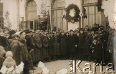 1928, Mołodeczno, woj. wileńskie, Polska.
Zdjęcie pamiątkowe pod tablicą upamiętniającą 10-lecie odrodzenia Polski na dworcu w Mołodecznie. Pośrodku (pod wieńcem) stoi Jan Piekutowski - urzędnik państwowy, w 1928 roku pełnił funkcję starosty powiatu mołodeczańskiego. 
Fot. NN, kolekcja Jana Piekutowskiego, zbiory Ośrodka KARTA