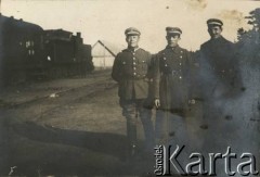 Przed 1939, brak miejsca.
Żołnierze Wojska Polskiego na tle pociągu.
Fot. NN, kolekcja Jana Piekutowskiego, zbiory Ośrodka KARTA