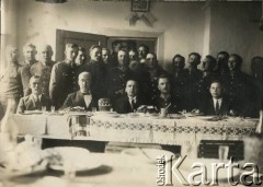 Przed 1939, brak miejsca.
Urzędnicy państwowi i żołnierze przy uroczyście zastawionym stole. 3 z lewej siedzi Jan Piekutowski - urzędnik państwowy.
Fot. NN, kolekcja Jana Piekutowskiego, zbiory Ośrodka KARTA