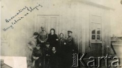 Ok. 1921-1922, Baranowicze, woj. nowogródzkie, Polska.
Zdjęcie grupowe  na tle umywalnie w Baranowiczach. Pośrodku w 1 rzędzie siedzi Jan Piekutowski - urzędnik państwowy, w latach 1921-1922 pełnił funkcję delegata pełnomocnego na okręg baranowicki i komisarza w Urzędzie Emigracyjnym w Baranowiczach.
Fot. NN, kolekcja Jana Piekutowskiego, zbiory Ośrodka KARTA