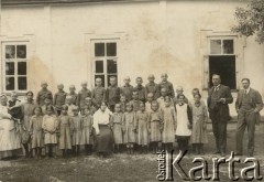 1925-1930, brak miejsca.
Dzieci z ochronki z opiekunami. 1 z prawej stoi Witold Żórawski - starosta powiatu święciańskiego w latach 1925-1930.
Fot. NN, kolekcja Jana Piekutowskiego, zbiory Ośrodka KARTA