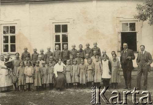 1925-1930, brak miejsca.
Dzieci z ochronki z opiekunami. 1 z prawej stoi Witold Żórawski - starosta powiatu święciańskiego w latach 1925-1930.
Fot. NN, kolekcja Jana Piekutowskiego, zbiory Ośrodka KARTA