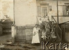 1915-1918, brak miejsca.
Uczniowie z nauczycielami na schodach szkoły Centralnego Komitetu Obywatelskiego.
Fot. NN, kolekcja Jana Piekutowskiego, zbiory Ośrodka KARTA