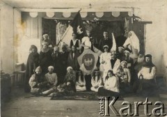 Ok. 1920, brak miejsca.
Przedstawienie teatralne. Urzędnik państwowy, Jan Piekutowski, stoi w ostatnim rzędzie, 2 z prawej.
Fot. NN, kolekcja Jana Piekutowskiego, zbiory Ośrodka KARTA