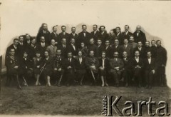 Lata 20., brak miejsca.
Zdjęcie grupowe. W 1 rzędzie, 6 z prawej, siedzi Jan Piekutowski - urzędnik państwowy.
Fot. NN, kolekcja Jana Piekutowskiego, zbiory Ośrodka KARTA