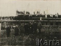 24.11.1929, Smorgonie, woj. wileńskie, Polska.
Urzędnicy na tle budującego się mostu w Smorgoniach. 3 z prawej stoi Jan Piekutowski - urzędnik państwowy. Na odwrocie napis: 