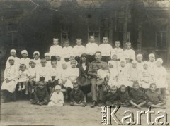 Brak daty, brak miejsca.
Ochronka. W 1 rzędzie siedzi Jan Piekutowski - urzędnik państwowy.
Fot. NN, kolekcja Jana Piekutowskiego, zbiory Ośrodka KARTA