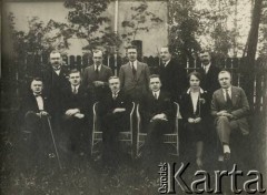 1927, Święciany, woj. wileńskie, Polska.
Starostwo w Święcianach. W 1 rzędzie, 4 z lewej, siedzi Witold Żórawski - starosta powiatu święciańskiego, dalej Jan Piekutowski - starosta powiatu mołodeczańskiego. Zdjęcie wykonało atelier fotograficzne 