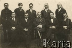 Lata 20., brak miejsca.
Prawdopodobnie urzędnicy państwowi. Jan Piekutowski siedzi 3 z prawej.
Fot. NN, kolekcja Jana Piekutowskiego, zbiory Ośrodka KARTA