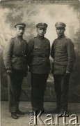 Lata 20., brak miejsca.
Pośrodku stoi Jan Piekutowski - urzędnik państwowy.
Fot. NN, kolekcja Jana Piekutowskiego, zbiory Ośrodka KARTA