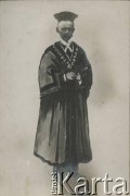 Ok. 1920, brak miejsca.
Karykatura ukazująca S. Zielińskiego z albumu przedstawiającego pracowników Urzędu do Spraw Powrotu Jeńców, Uchodźców i Robotników. 
Fot. NN, kolekcja Jana Piekutowskiego, zbiory Ośrodka KARTA
