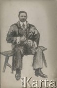Ok. 1920, brak miejsca.
Karykatura ukazująca Z. Jarochowskiego z albumu przedstawiającego pracowników Urzędu do Spraw Powrotu Jeńców, Uchodźców i Robotników. 
Fot. NN, kolekcja Jana Piekutowskiego, zbiory Ośrodka KARTA