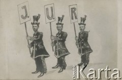 Ok. 1920, brak miejsca.
Karykatura ukazująca (od lewej) E. Białkowskiego, J. Kasprzyka, L. Pławińskiego z albumu przedstawiającego pracowników Urzędu do Spraw Powrotu Jeńców, Uchodźców i Robotników.
Fot. NN, kolekcja Jana Piekutowskiego, zbiory Ośrodka KARTA