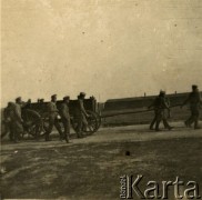1917, Szczypiorno k. Kalisza.
Więźniowie podczas pracy w niemieckim obozie dla polskich legionistów internowanych w Szczypiornie. 
Fot. NN, zbiory Ośrodka KARTA, kolekcja Kazimierza Pluty-Czachowskiego.