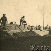 1917, Szczypiorno k. Kalisza.
Więźniowie podczas pracy w niemieckim obozie dla polskich legionistów internowanych w Szczypiornie.
Fot. NN, zbiory Ośrodka KARTA, kolekcja Kazimierza Pluty-Czachowskiego.