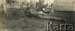 1915-1917, Szczypiorno k. Kalisza.
Niemiecki obóz dla internowanych jeńców wojennych - polskich legionistów w Szczypiornie. Legioniści podczas zażywania kąpieli słonecznych.
Fot. NN, zbiory Ośrodka KARTA, kolekcja Kazimierza Pluty-Czachowskiego.