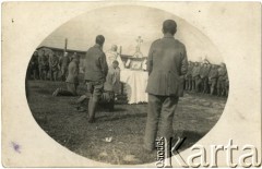 1917, Szczypiorno k. Kalisza.
Msza polowa w niemieckim obozie dla internowanych żołnierzy Legionów Polskich w Szczypiornie.
Fot. NN, zbiory Ośrodka KARTA, kolekcja Kazimierza Pluty-Czachowskiego.