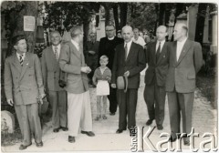 1953, Monachium, Niemcy.
Generał Tadeusz Bór-Komorowski (3. z prawej) podczas zjazdu żołnierzy Armii Krajowej w Monachium. Zdjęcie wykonane na cmentarzu Alter Sudfriedhof, w drodze do Pomnika Powstańców Stycznowych.
Fot. NN, zbiory Ośrodka KARTA, kolekcja Kazimierza Pluty-Czachowskiego.