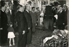 1953, Monachium, Niemcy.
Generał Tadeusz Bór-Komorowski podczas zjazdu żołnierzy Armii Krajowej w Monachium. Zdjęcie wykonane na cmentarzu Alter Sudfriedhof, przy Pomniku Powstańców Stycznowych.
Fot. NN, zbiory Ośrodka KARTA, kolekcja Kazimierza Pluty-Czachowskiego.