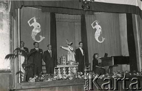 1953, Monachium, Niemcy.
Akademia ku uczczeniu powstania warszawskiego. Na scenie zespół Radia Wolna Europa.
Fot. NN, zbiory Ośrodka KARTA, kolekcja Kazimierza Pluty-Czachowskiego.