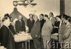 1953, Monachium, Niemcy.
Generał Tadeusz Bór-Komorowski (w centrum) podczas zjazdu Armii Krajowej w Monachium.
Fot. A. Jirgens, zbiory Ośrodka KARTA, kolekcja Kazimierza Pluty-Czachowskiego.