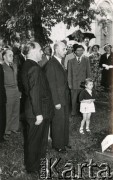1953, Monachium, Niemcy.
Złożenie wieńca na grobach powstańców walczących w powstaniu styczniowym, na cmentarzu Alter Sudfriedhof. W centrum stoi generał Tadeusz Bór-Komorowski.
Fot. NN, zbiory Ośrodka KARTA, kolekcja Kazimierza Pluty-Czachowskiego.