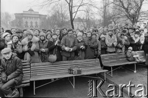 8.03.1981, Warszawa, Polska.
Obchody rocznicy Marca'68 na Uniwersytecie Warszawskim - uroczystość wmurowania w ścianę Pałacu Uruskich (Czetwertyńskich) aktu erekcyjnego pod tablicę upamiętniającą wiec studentów domagających się wolności słowa w marcu 1968.
Fot. Tomasz Tomaszewski, zbiory Ośrodka KARTA
