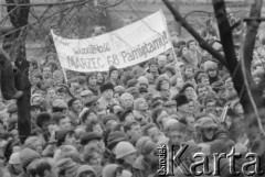 8.03.1981, Warszawa, Polska.
Obchody rocznicy Marca'68 na Uniwersytecie Warszawskim - uroczystość wmurowania w ścianę Pałacu Uruskich (Czetwertyńskich) aktu erekcyjnego pod tablicę upamiętniającą wiec studentów domagających się wolności słowa w marcu 1968.
Fot. Tomasz Tomaszewski, zbiory Ośrodka KARTA
