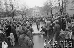 8.03.1981, Warszawa, Polska.
Obchody rocznicy Marca'68 na Uniwersytecie Warszawskim - uroczystość wmurowania w ścianę Pałacu Uruskich (Czetwertyńskich) aktu erekcyjnego pod tablicę upamiętniającą wiec studentów domagających się wolności słowa w marcu 1968. Przemawia rektor Uniwersytetu Warszawskiego profesor Henryk Samsonowicz.
Fot. Tomasz Tomaszewski, zbiory Ośrodka KARTA

