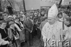 3.05.1981, Bydgoszcz, Polska.
Biskup gnieźnieński Jan Michalski w otoczeniu wiernych.
Fot. Tomasz Tomaszewski, zbiory Ośrodka KARTA