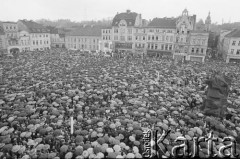 3.05.1981, Bydgoszcz, Polska.
Msza święta celebrowana przez biskupa gnieźnieńskiego Jana Michalskiego na Starówce.
Fot. Tomasz Tomaszewski, zbiory Ośrodka KARTA