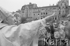 3.05.1981, Bydgoszcz, Polska.
Msza święta celebrowana przez biskupa gnieźnieńskiego Jana Michalskiego na Starówce.
Fot. Tomasz Tomaszewski, zbiory Ośrodka KARTA
