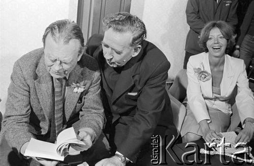 6-12.06.1981, Warszawa, Polska.
Wizyta Czesława Miłosza (z lewej) w Polsce po otrzymaniu Literackiej Nagrody Nobla. Konferencja prasowa z udziałem noblisty. W środku ojciec profesor Mieczysław Albert Krąpiec, rektor Katolickiego Uniwersytetu Lubelskiego, z prawej Grażyna Strumiłło-Miłosz.
Fot. Tomasz Tomaszewski, zbiory Ośrodka KARTA.