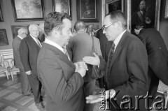 6.06.1981, Warszawa, Polska.
Wizyta Czesława Miłosza w Polsce po otrzymaniu Literackiej Nagrody Nobla. Spotkanie z poetą w Pałacu na Wodzie w Łazienkach Królewskich. Pisarz Tadeusz Konwicki (z prawej) rozmawia z ministrem kultury i sztuki Józefem Tejchmą.
Fot. Tomasz Tomaszewski, zbiory Ośrodka KARTA.