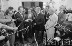 8.06.1981, Warszawa, Polska.
Wizyta Czesława Miłosza (3. z lewej) w Polsce po otrzymaniu Literackiej Nagrody Nobla. Wręczenie pisarzowi legitymacji członkowskiej Związku Literatów Polskich. Na przeciwko Miłosza stoi Jan Józef Szczepański, prezes Związku Literatów Polskich. Przy Miłoszu stoją również Józef Hen (1. z lewej), Andrzej Braun (2. z prawej).
Fot. Tomasz Tomaszewski, zbiory Ośrodka KARTA.