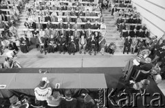 11.06.1981, Lublin, Polska.
Wizyta Czesława Miłosza w Polsce po otrzymaniu Literackiej Nagrody Nobla. Poeta w auli Katolickiego Uniwersytetu Lubelskiego w czasie uroczystości nadania mu tytułu doktora honoris causa. Od lewej w pierwszym rzędzie siedzą: NN, NN, biskup Bolesław Pylak, Czesław Miłosz, arcybiskup Henryk Gulbinowicz, wicepremier Jerzy Ozdowski.
Fot. Tomasz Tomaszewski, zbiory Ośrodka KARTA.