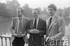 6.06.1981, Warszawa, Polska.
Wizyta Czesława Miłosza w Polsce po otrzymaniu Literackiej Nagrody Nobla. Poeta z synami Antonim (z lewej) i Piotrem przed Pałacem na Wodzie w Łazienkach Królewskich.
Fot. Tomasz Tomaszewski, zbiory Ośrodka KARTA.
