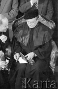 11.06.1981, Warszawa, Polska.
Wizyta Czesława Miłosza w Polsce po otrzymaniu Literackiej Nagrody Nobla. Poeta w auli Katolickiego Uniwersytetu Lubelskiego w czasie uroczystości nadania mu tytułu doktora honoris causa.
Fot. Tomasz Tomaszewski, zbiory Ośrodka KARTA.