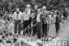 12.06.1981, Lublin, Polska.
Wizyta Czesława Miłosza w Polsce po otrzymaniu Literackiej Nagrody Nobla. Poeta na dziedzińcu Katolickiego Uniwersytetu Lubelskiego. Obok niego stoją (od lewej) przewodniczący NSZZ Solidarność Regionu Lublin Jan Bartczak, Lech Wałęsa, profesor Romuald Kukołowicz, Ojciec Dominikanin Mieczysław Albert Krąpiec, profesor Jerzy Kłoczowski.
Fot. Tomasz Tomaszewski, zbiory Ośrodka KARTA.