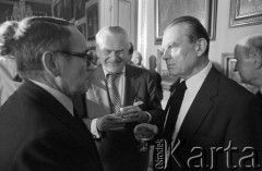 6-12.06.1981, Warszawa, Polska.
Wizyta Czesława Miłosza w Polsce po otrzymaniu Literackiej Nagrody Nobla. Spotkanie z poetą w Pałacu na Wodzie w Łazienkach Królewskich. Pisarz Tadeusz Konwicki (z lewej) i dziennikarz Karol Małcużyński rozmawiają z C. Miłoszem.
Fot. Tomasz Tomaszewski, zbiory Ośrodka KARTA.